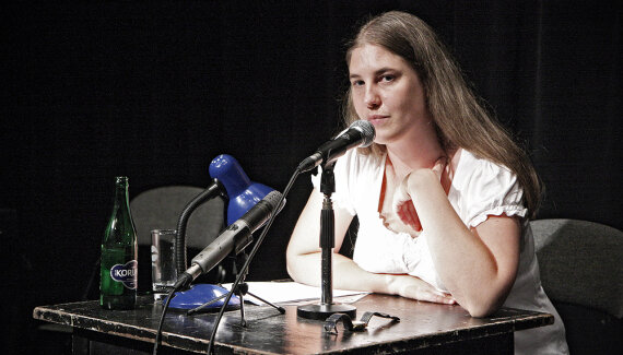 Tereza Riedlbauchová: „Uléhám na dlažbu a doširoka roztahuji stehna, do klína mi zapadá ohnivá koule...“